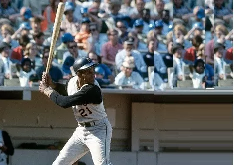 Matrícula y pegatina por los 50 años del 'hit' 3.000 de Clemente