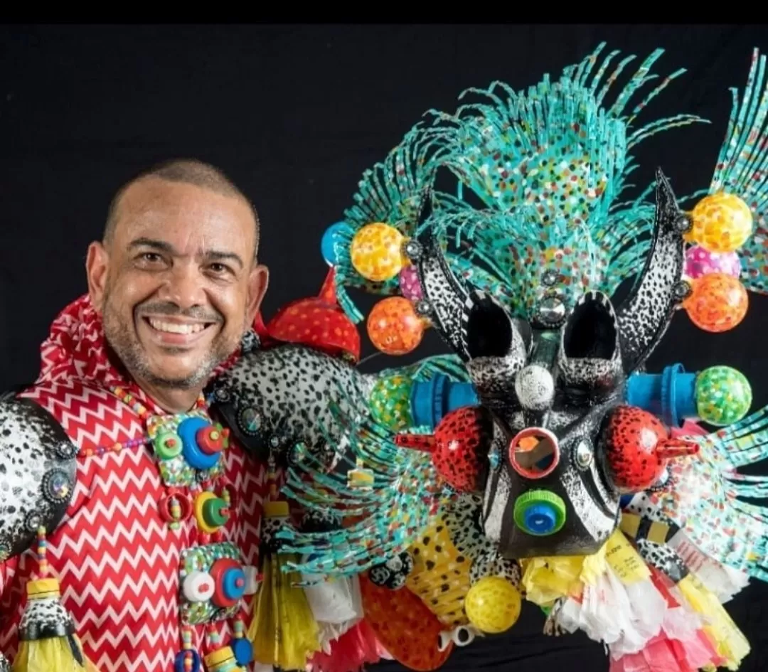 Luis Rivas celebra el carnaval con materiales reciclados