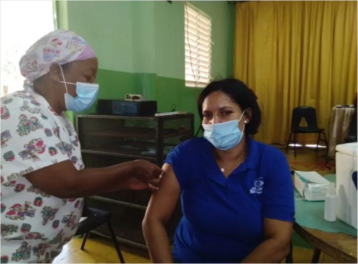 Maestros son vacunados con la primera dosis en Yamasá