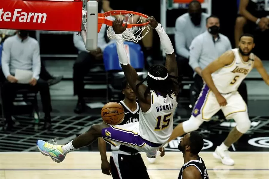 Clippers ganan a Lakers entre derrotas sorpresas de Sixers y Nets