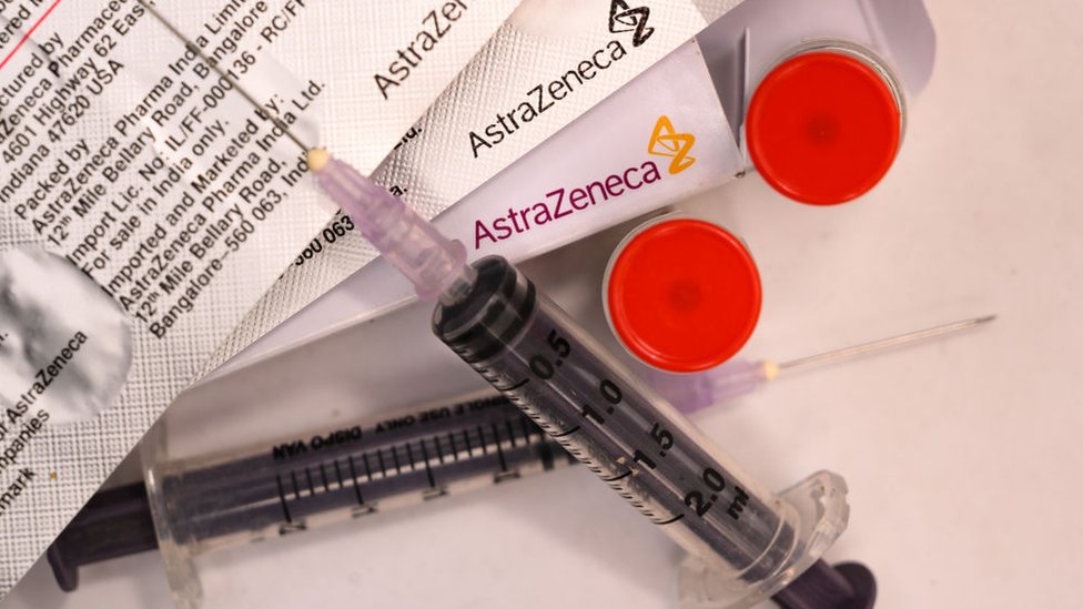 Vacuna de AstraZeneca: la Agencia Europea de Medicamentos concluye que los coágulos de sangre inusuales deben incluirse como un raro efecto secundario
