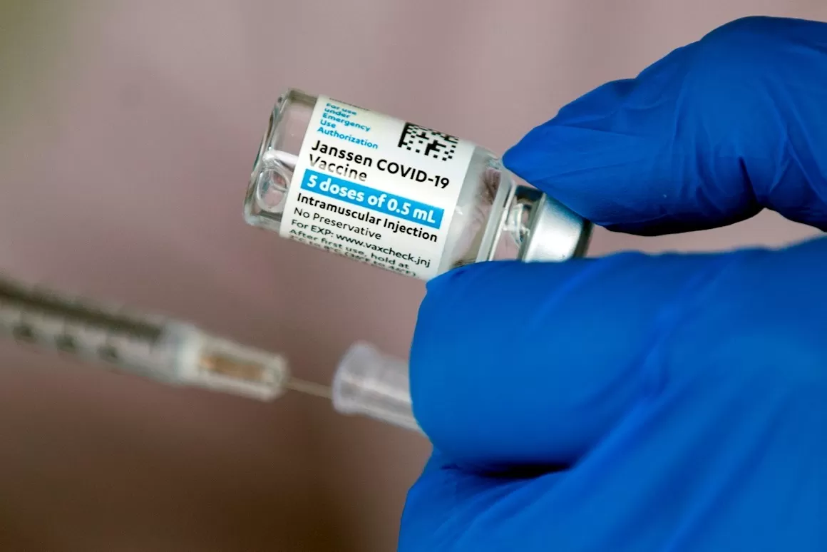 Johnson & Johnson retrasará el reparto de su vacuna a Europa tras suspensión en EE.UU.