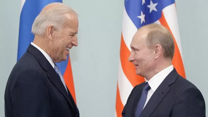 Biden acusa a Putin de genocidio, pero no cierra puerta a negociar con él