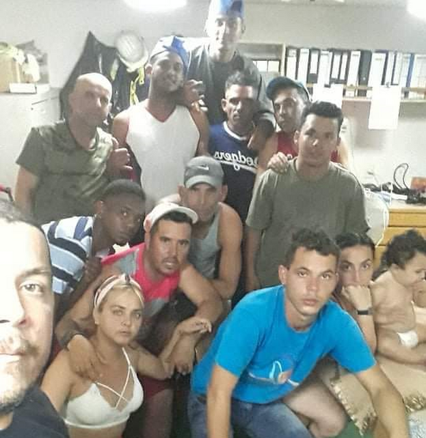 Cubanos atrincherados en barco en Islas Caimán abandonan su encierro