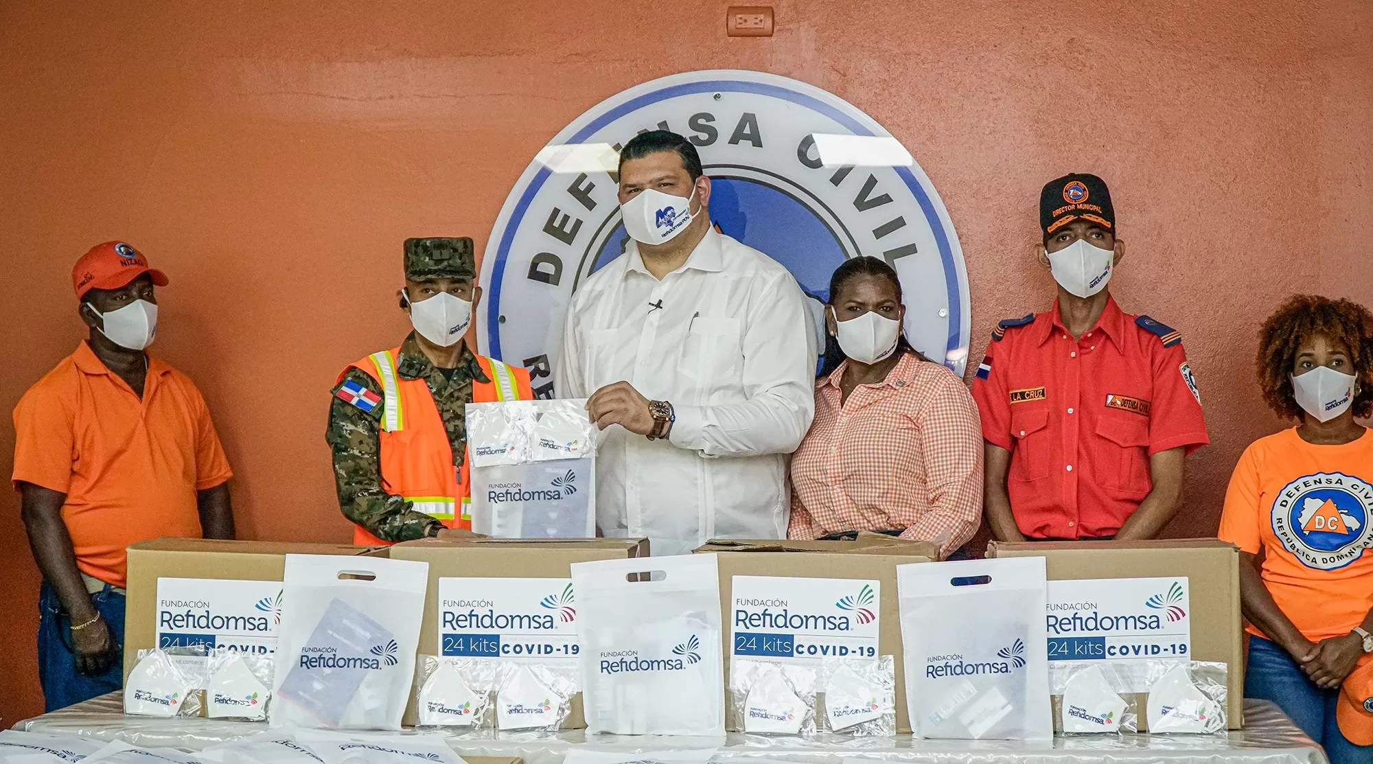 Refidomsa entrega kits preventivos a vacacionistas  y hace donación a Defensa Civil