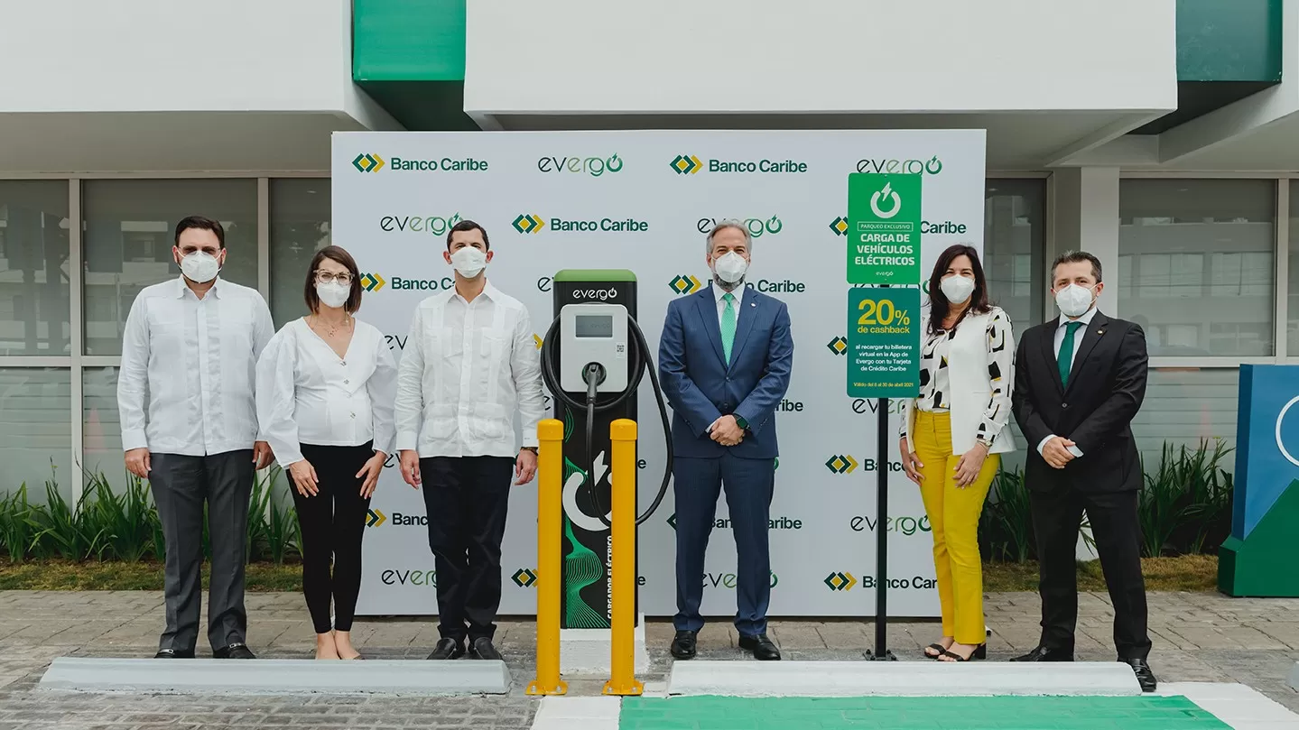 Banco Caribe inaugura estación de recarga para vehículos eléctricos