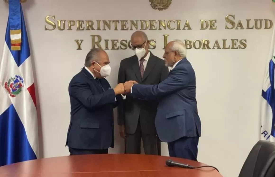 Feris Iglesias toma posesión como nuevo superintendente de la SISALRIL