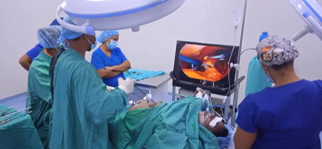 Hospital San Bartolomé realiza primera cirugía laparoscópica