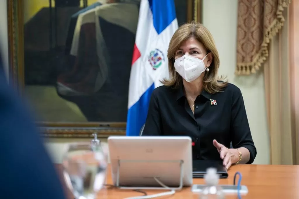 Alcohol adulterado: Vicepresidenta con fiscales e industriales