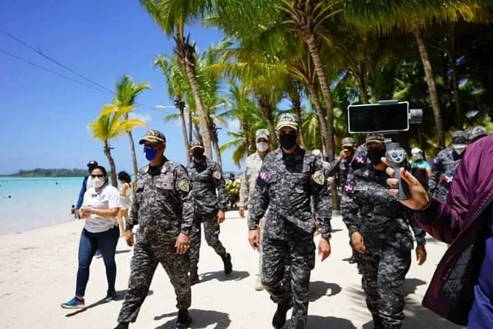 Director del PN y alcaldia realizan recorrido en playa de Boca Chica