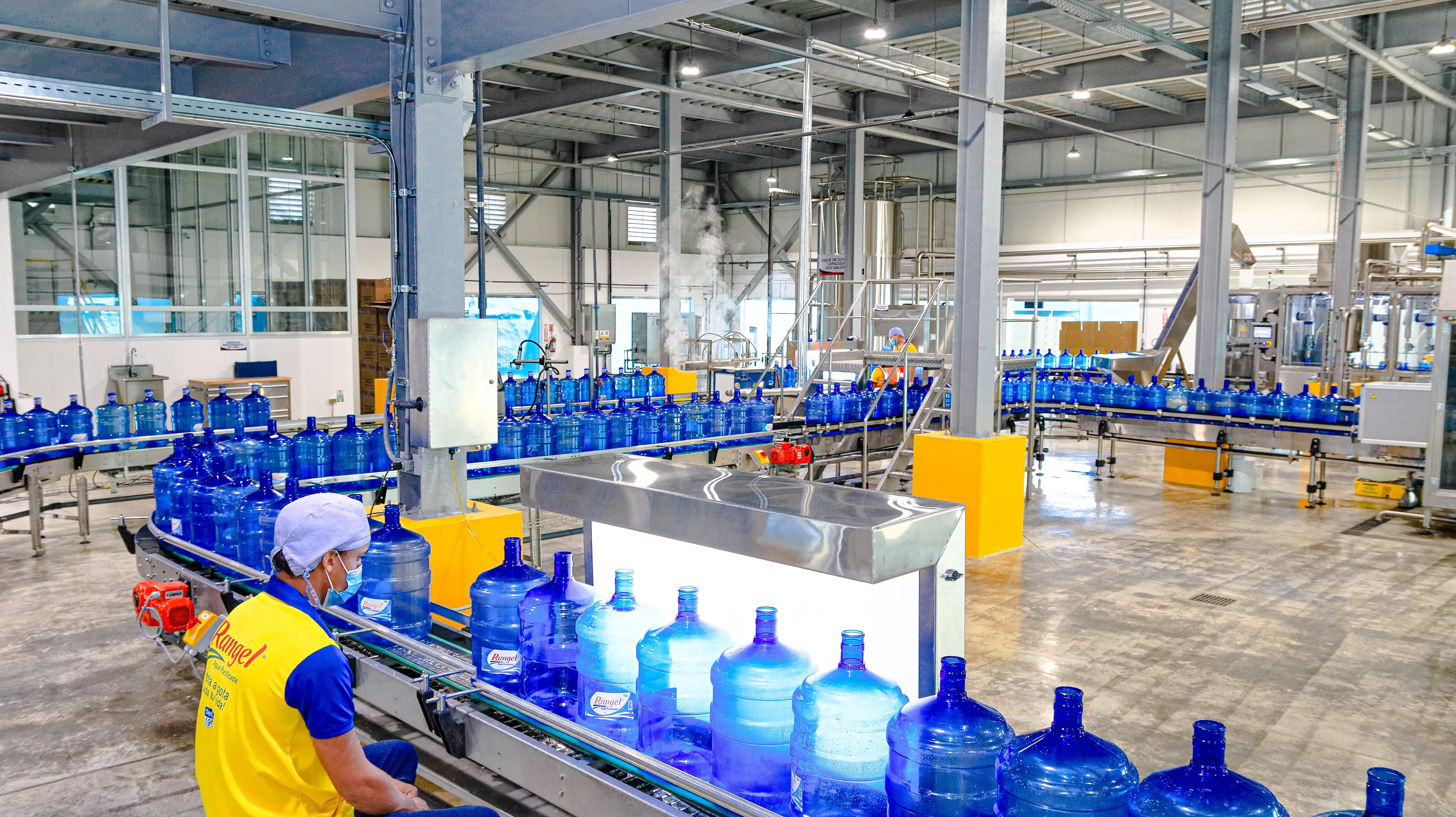 Agua Rangel crea plazas de empleos con nueva línea de producción 