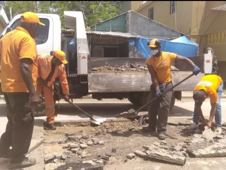Obras Públicas y alcaldía de Bayaguana trabajan en construcción y reparación de infraestructura municipal
