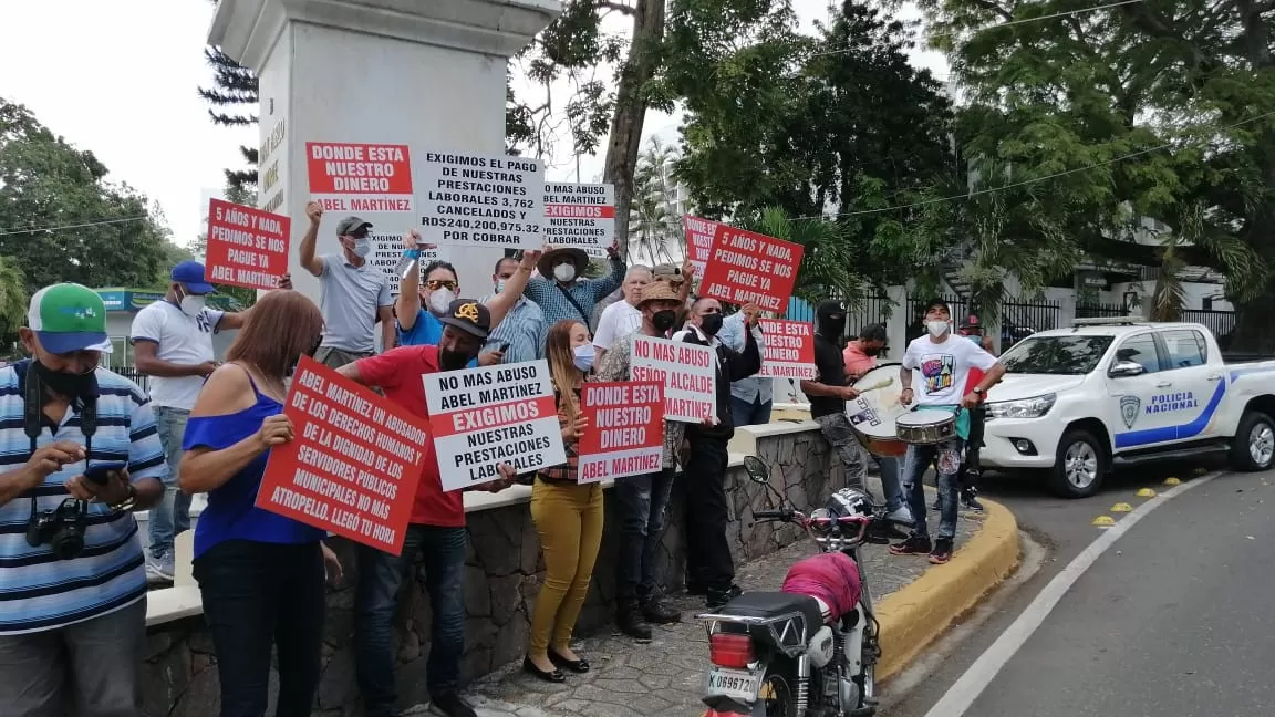 Exempleados del Ayuntamiento siguen protestas en reclamo de prestaciones laborales