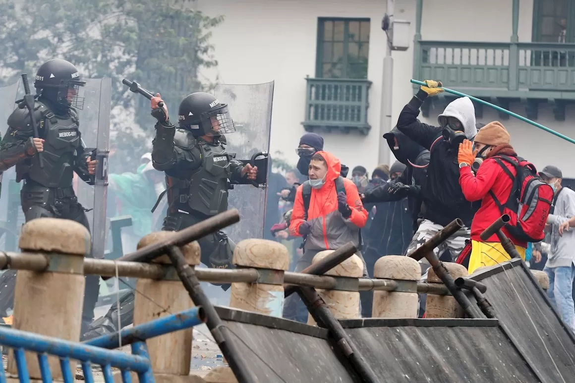 Noche de caos en Bogotá con incendio de puestos policiales con agentes dentro