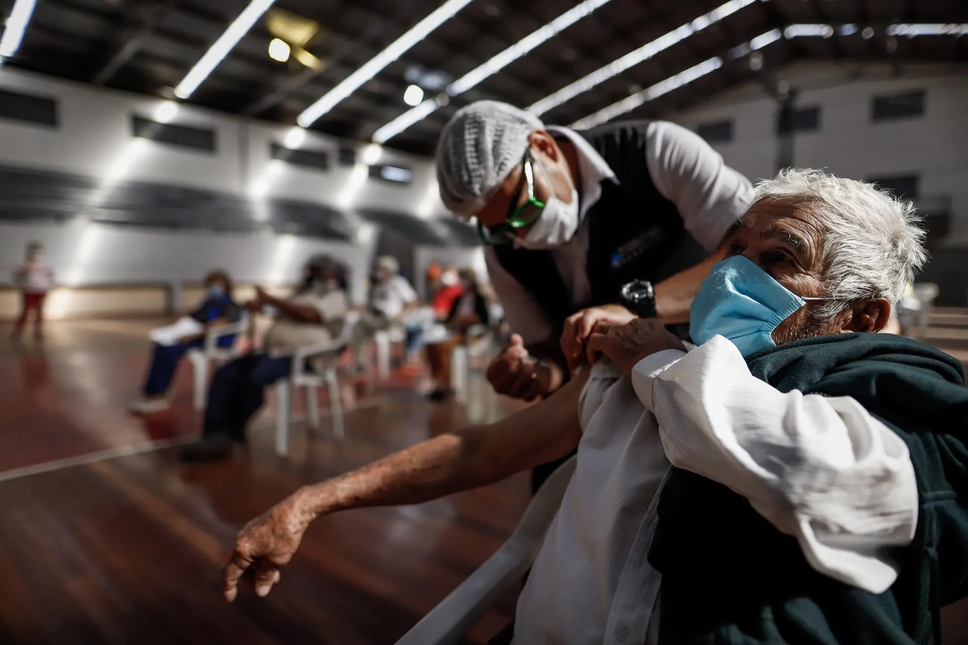 Vacuna contra covid y gripe saca suspiros, mientras América demanda más inmunidad