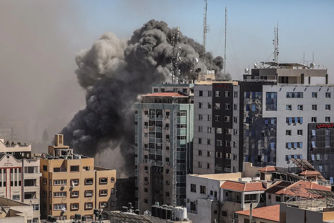 Israel bombardea otra torre en Gaza, sede de la agencia AP y de Al Jazeera