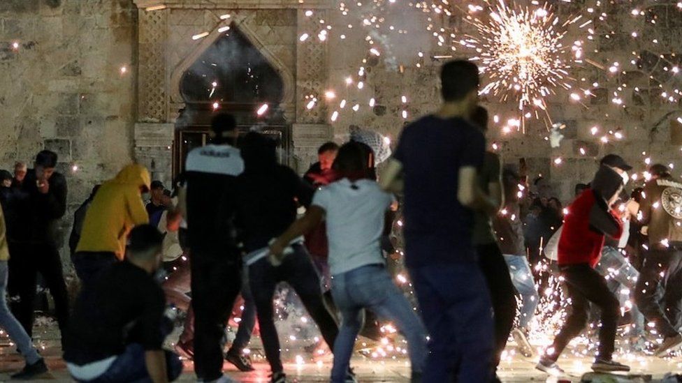 Conflicto palestino-israelí: enfrentamientos entre palestinos y la policía israelí dejan decenas de heridos en Jerusalén