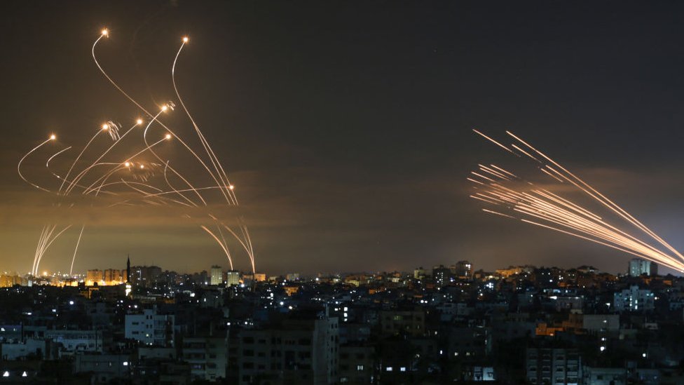 Conflicto israelí-palestino: la impresionante foto que muestra la lucha entre el domo de Hierro de Israel y los misiles de Hamás