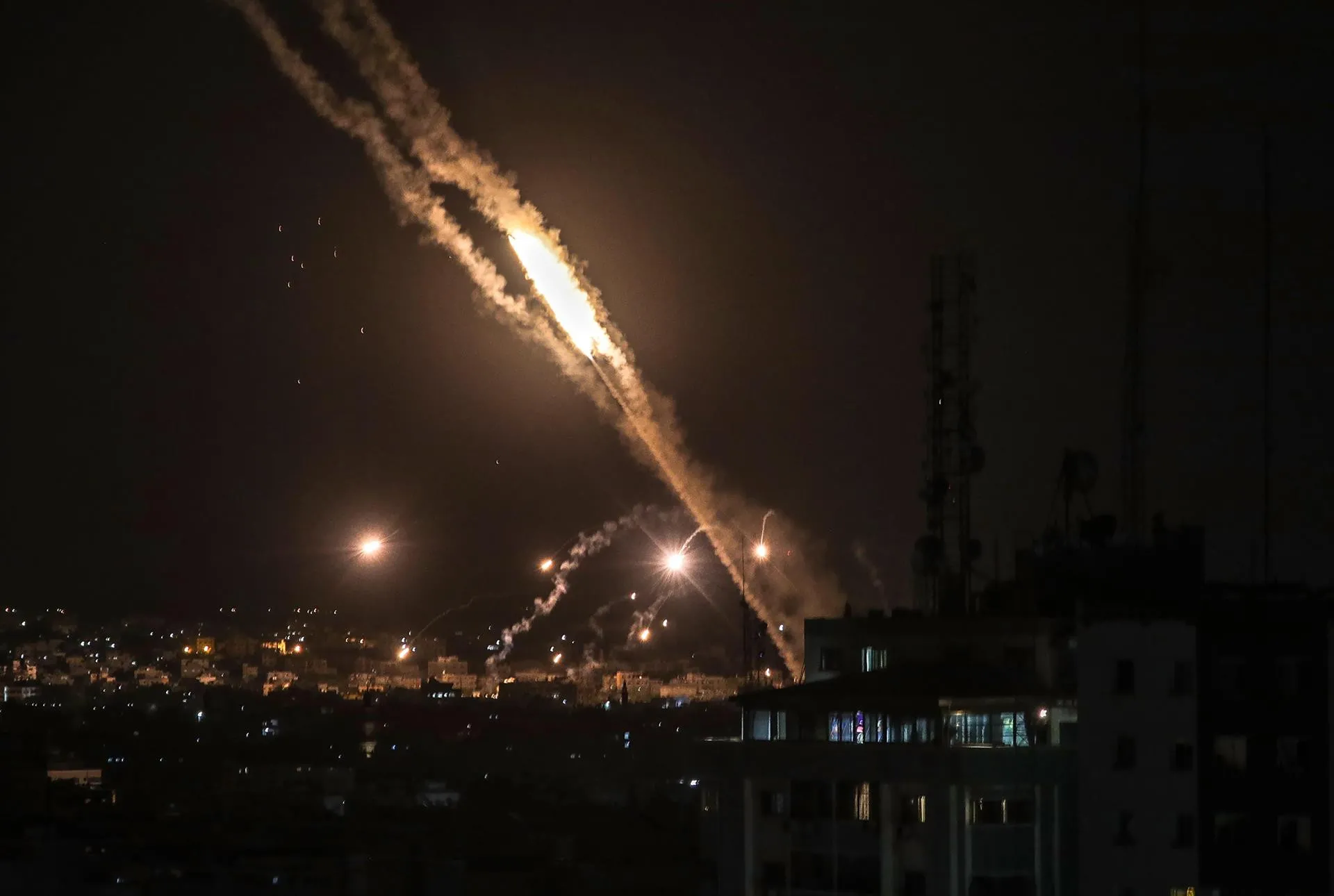 Ejército israelí bombardea Gaza desde tierra, mar y aire