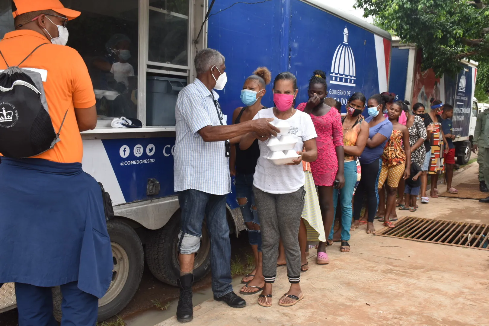 Comedores Económicos distribuyen dos mil raciones alimenticias a damnificados de inundaciones
