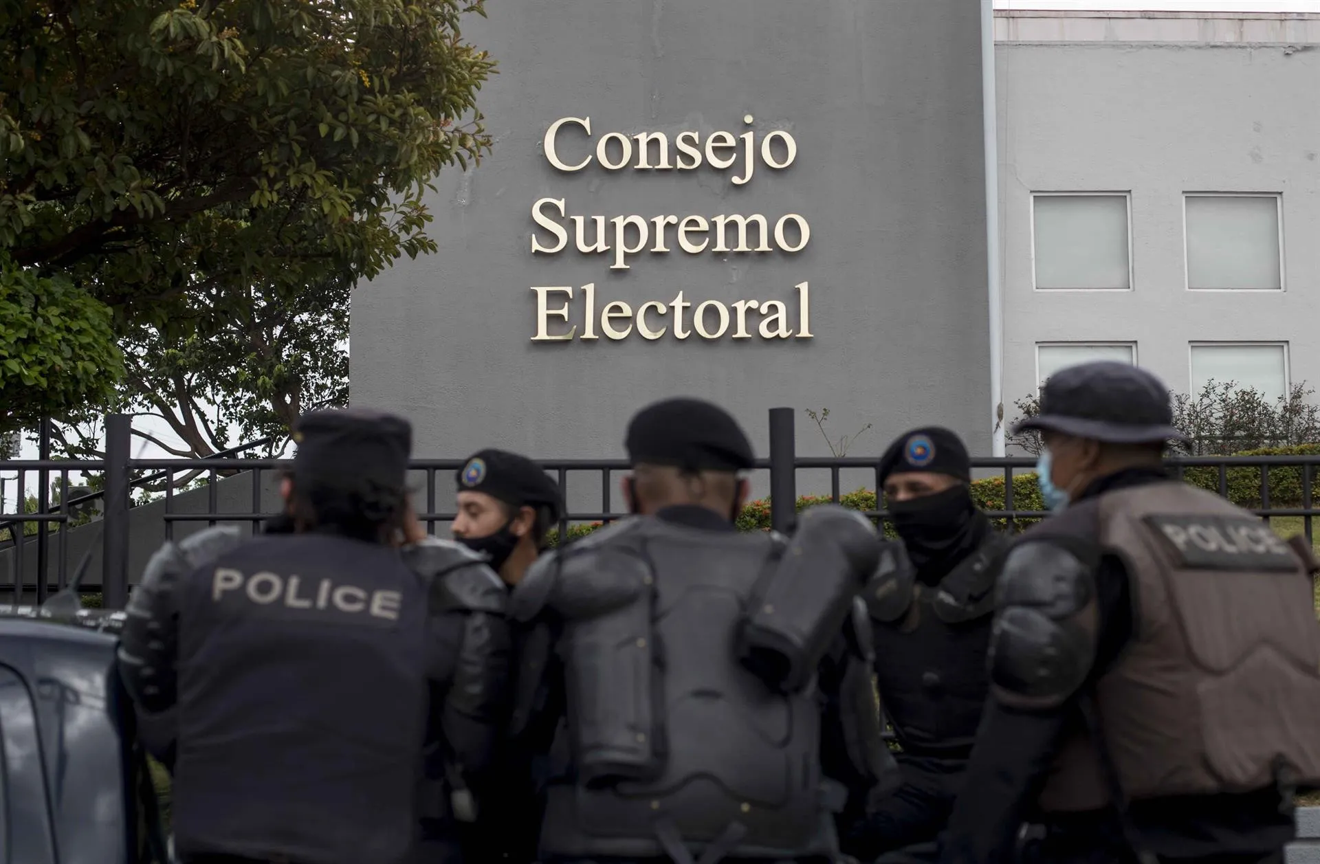 Dos candidatos presidenciales sitiados por policía de Nicaragua