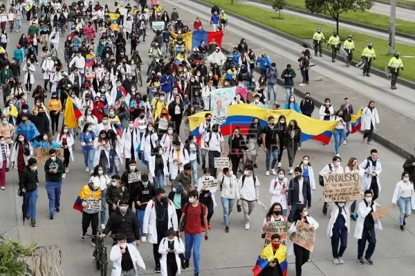 Reporan 72 civiles y 19 policías heridos durante protestas en Colombia