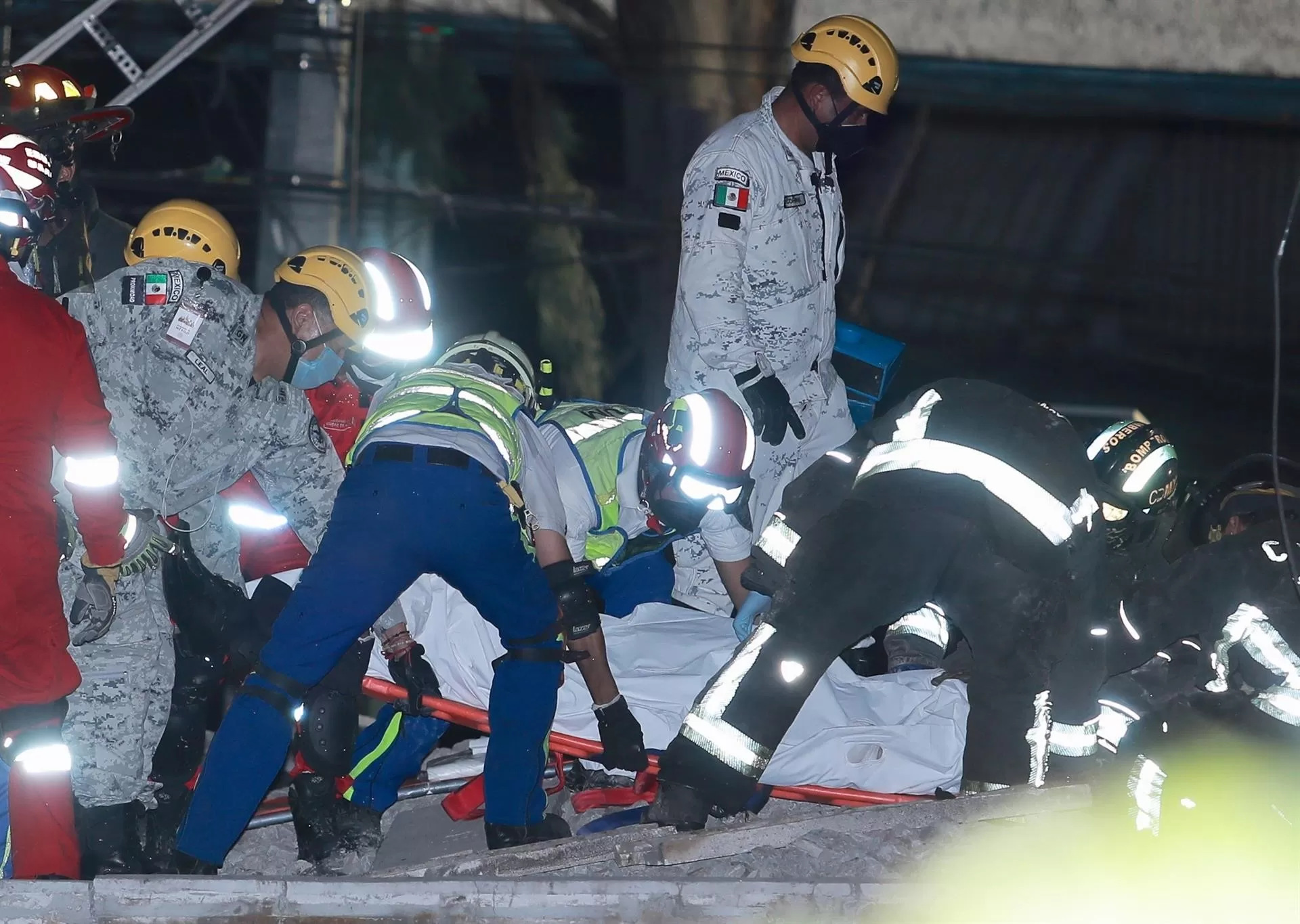 23 muertos y 65 hospitalizados al desplomarse un metro en México