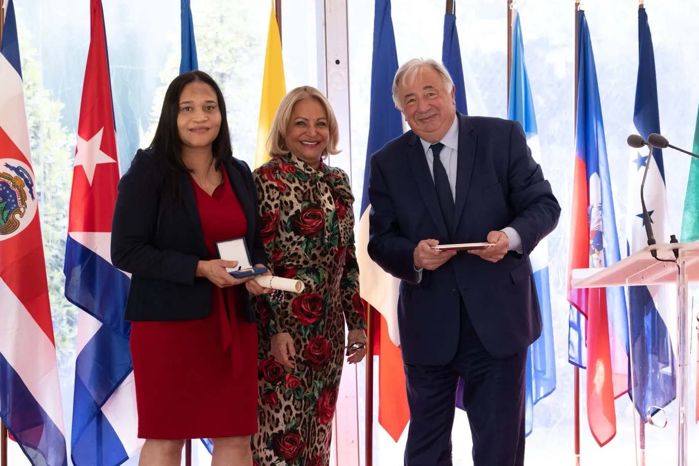 Francia otorga la Medalla del Senado a la dominicana Raquel Mercedes