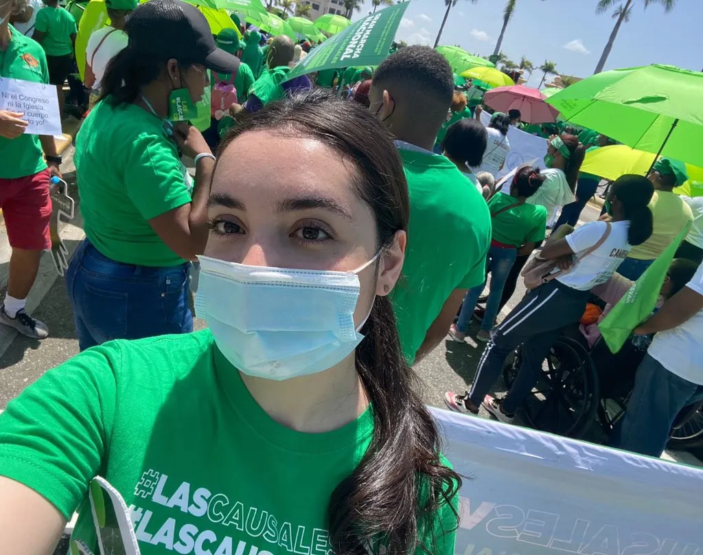 Adriana, hija del presidente Abinader acude a marcha por las causales
