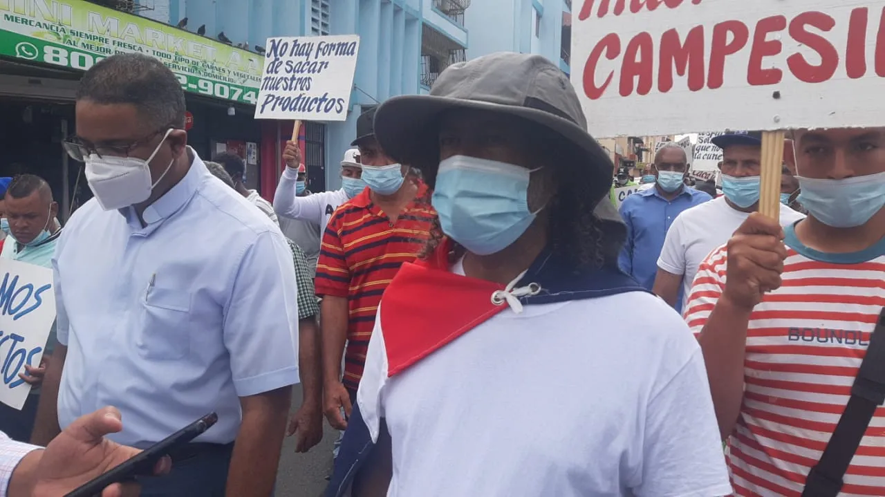 Comunitarios vuelven a marchar en Santiago para reclamar reconstrucción de caminos vecinales