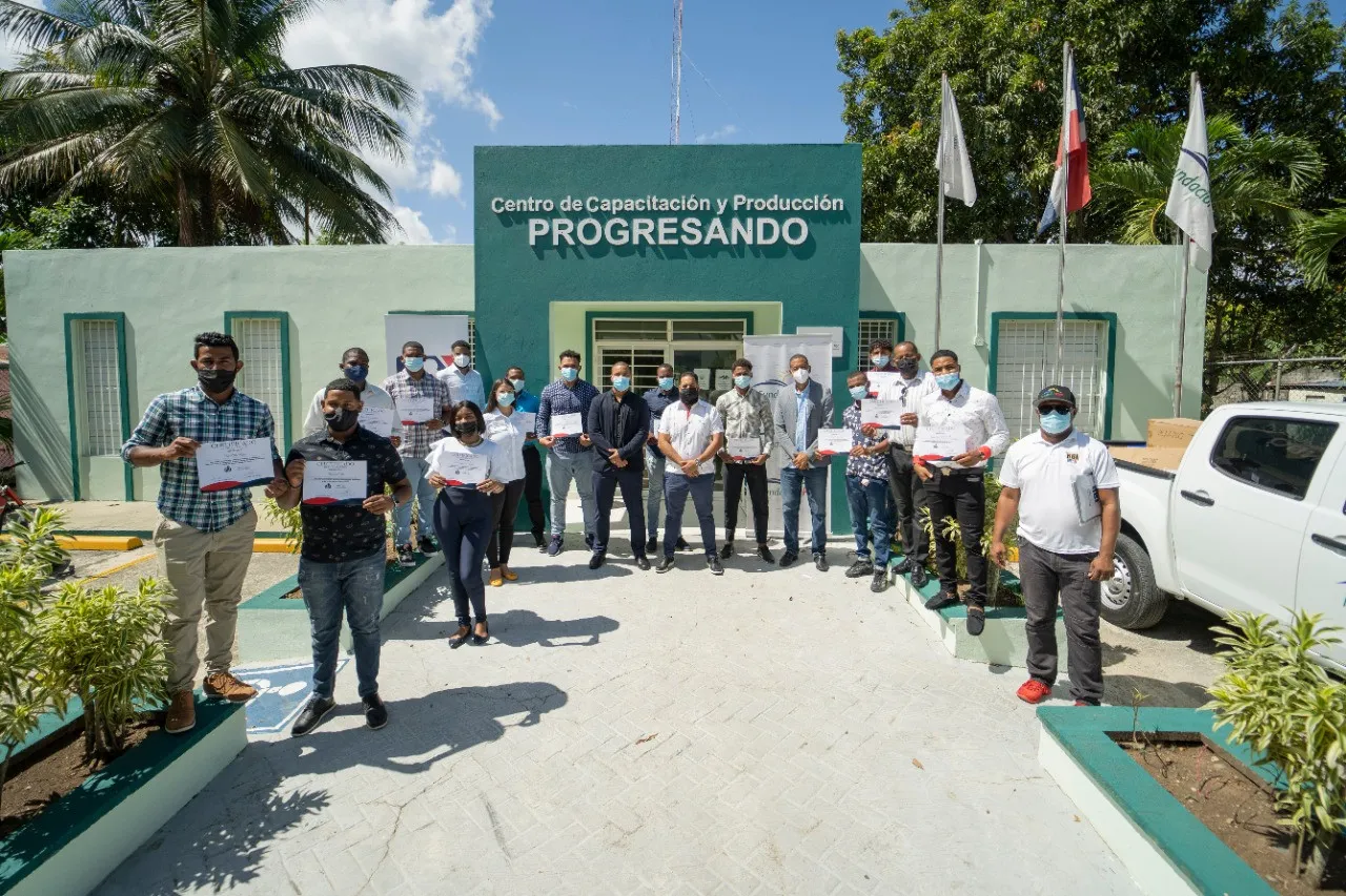MLB y Fundación Rica entregan certificados a jóvenes capacitados en Villa Altagracia