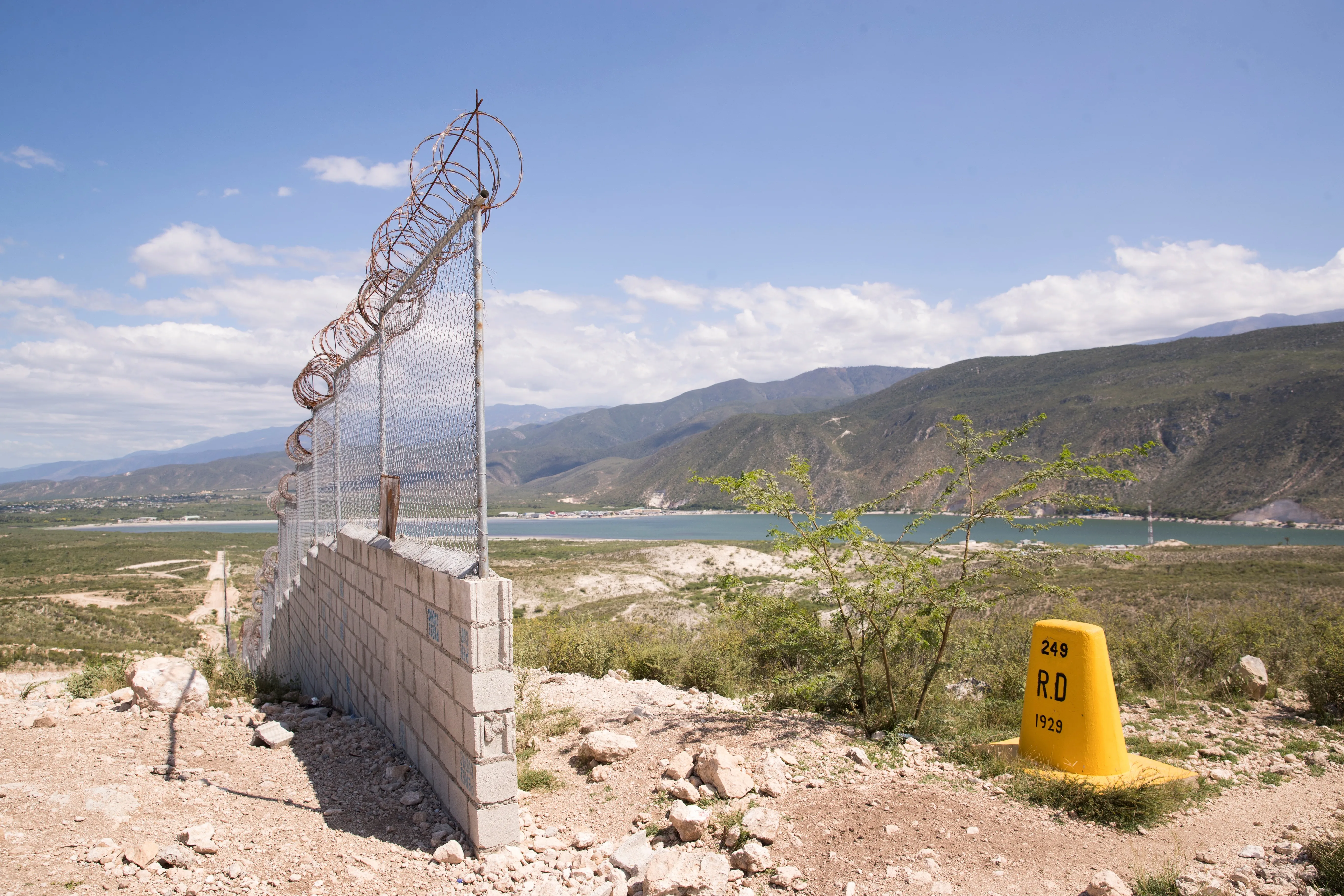 El muro entre República Dominicana y Haití ya abarca 23 kilómetros