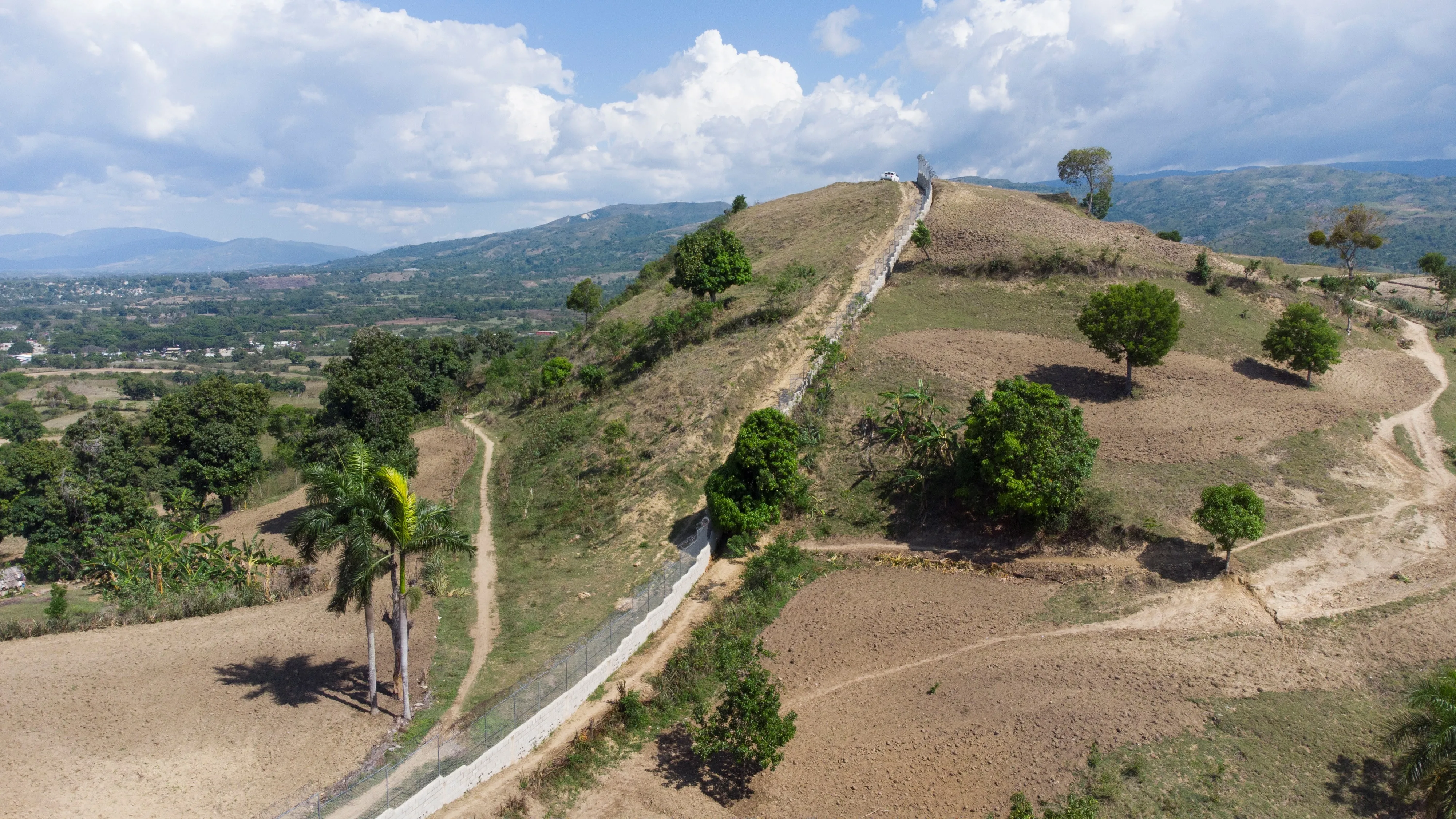 Mayoría apoya construir muro en la frontera y acuerdo comercial con Haití