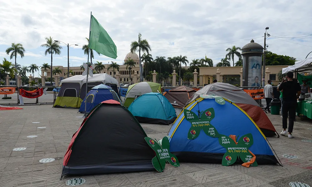 Imponen fianza de RD$ 500 mil y presentación periódica a mujer envió brownies a campamento