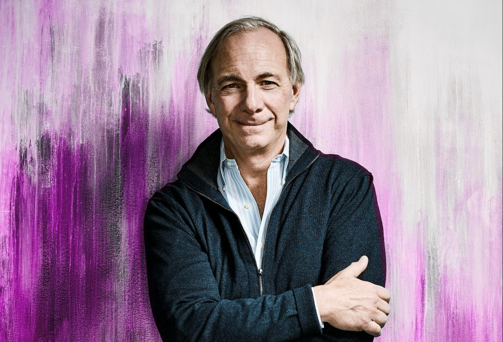 Ray Dalio reconoce inversiones en bitcoin y lo destaca sobre los bonos