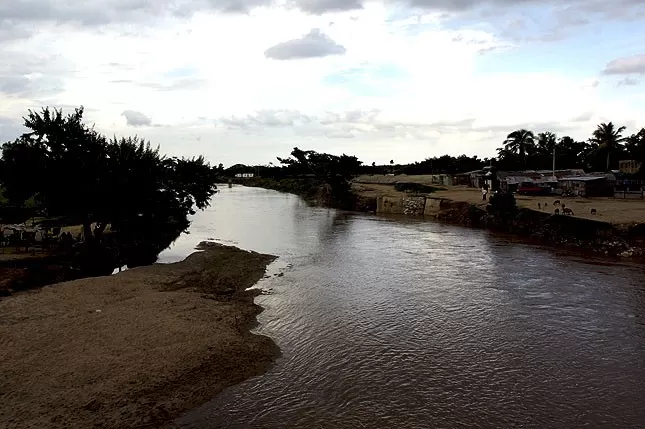 Ciudadanos haitianos sellan el canal que se ejecutaba para desviar agua del río Masacre