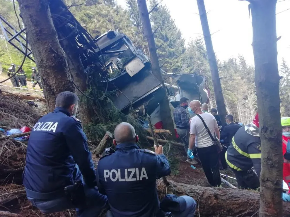 13 muertos al caer una cabina de teleférico en Italia
