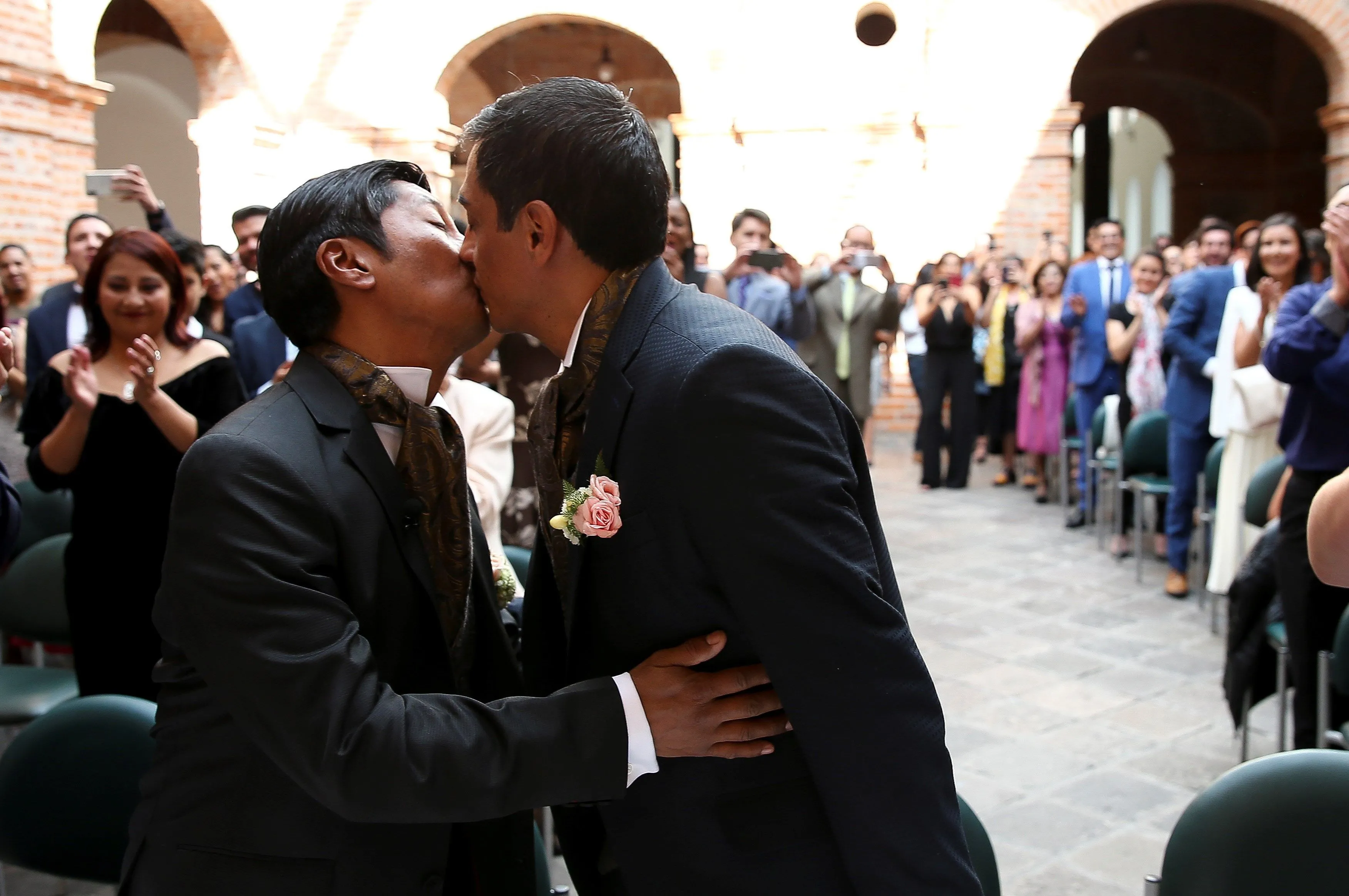 Templos católicos alemanes abren para bendecir parejas, también homosexuales