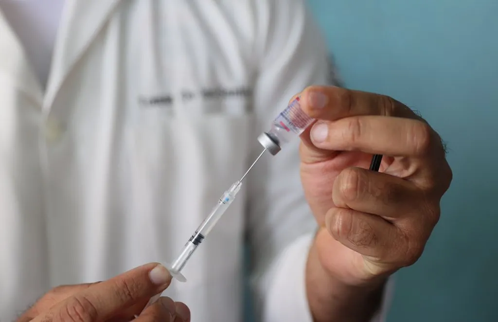 Llegó al país otro millón de dosis de la vacuna china Coronavac