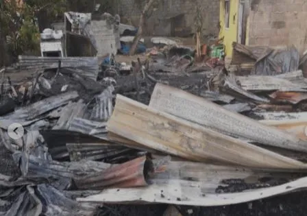 Solicitan ayuda para 11 familias que perdieron casas tras incendio