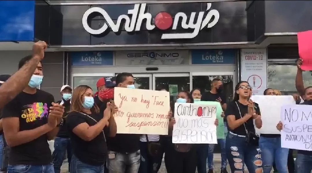 Empleados de la tienda Anthony’s protestan para que los reintegren a sus labores
