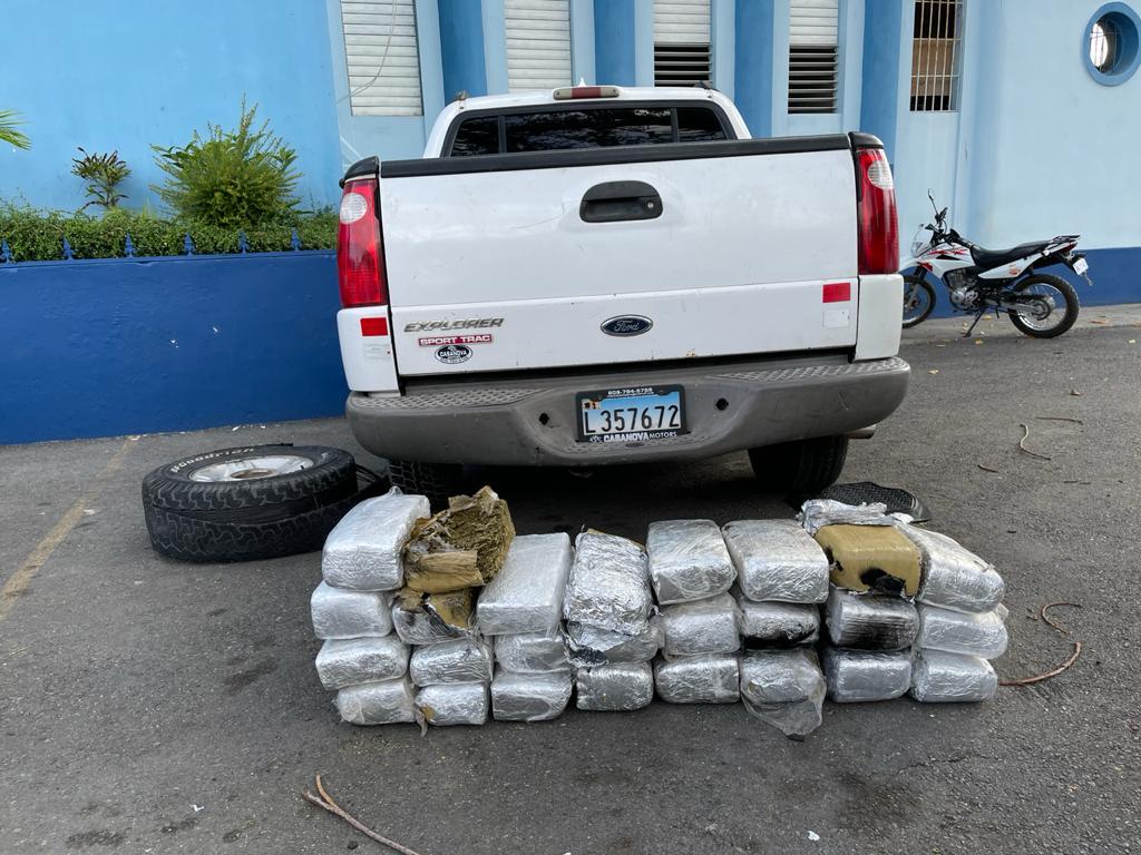 Autoridades incautan vehículo con 26 pacas presumiblemente marihuana