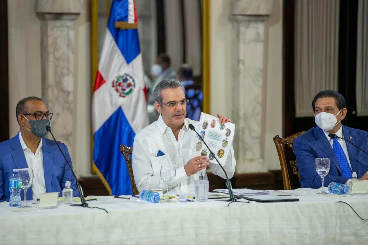 Presidente recibe a 290 comunitarios de Monseñor Nouel