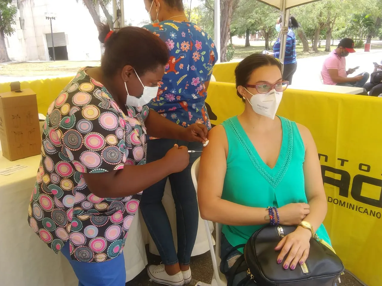 Jóvenes en primera línea para vacunarse contra el coronavirus en Santiago