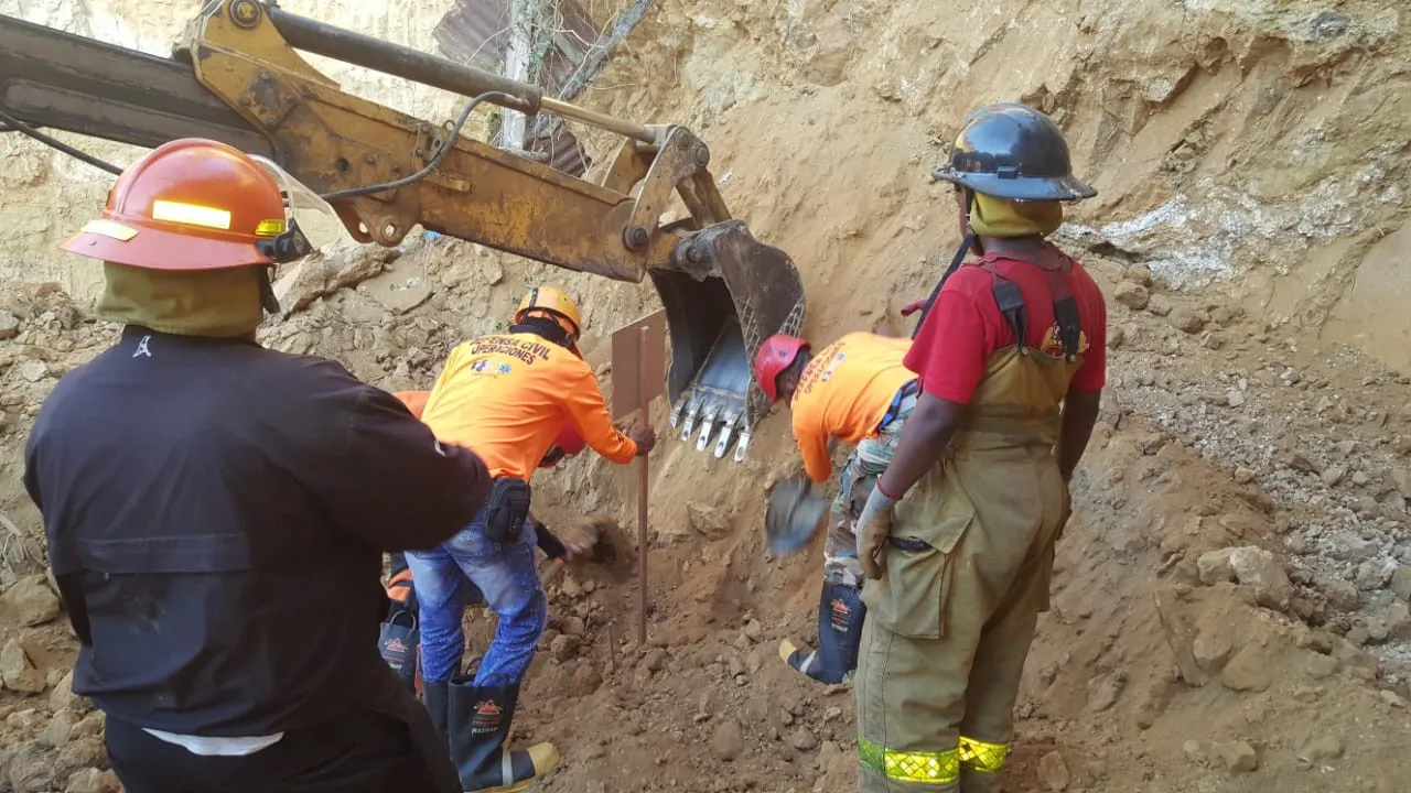 Hombre muere aplastado por deslizamiento de tierra en Santiago