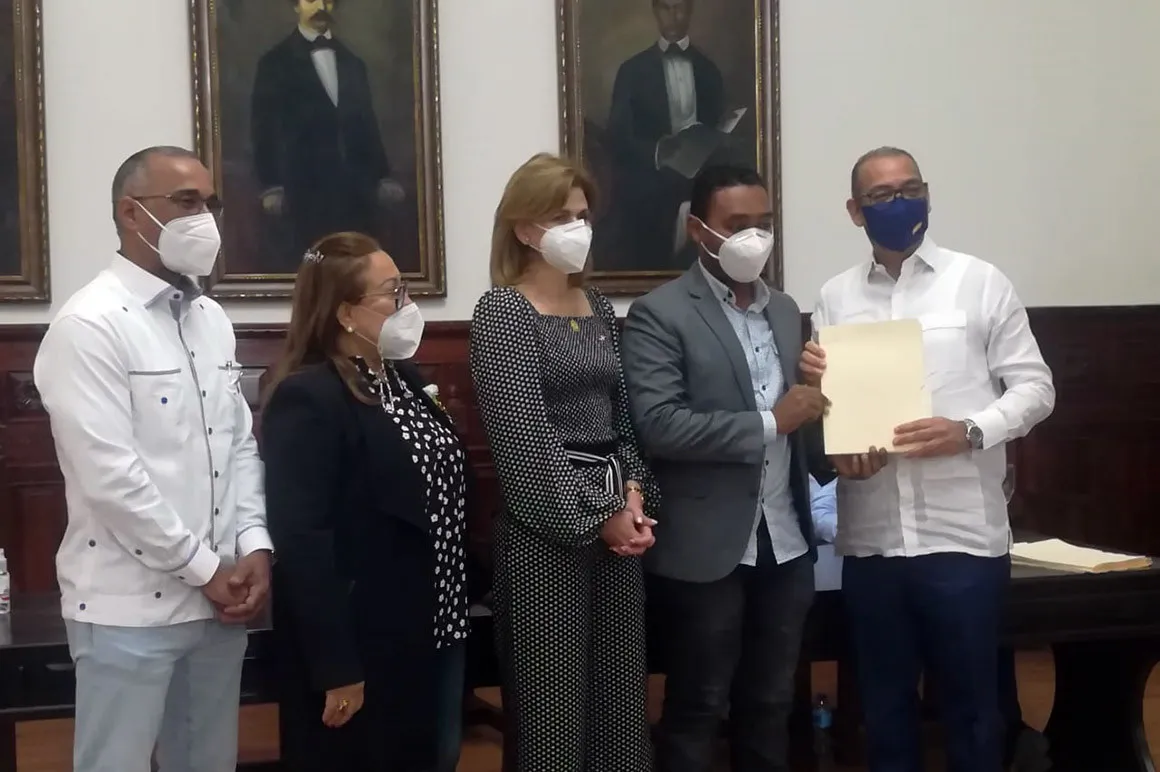 Vicepresidenta entrega certificados de obras por RD$ 127 millones en Santiago