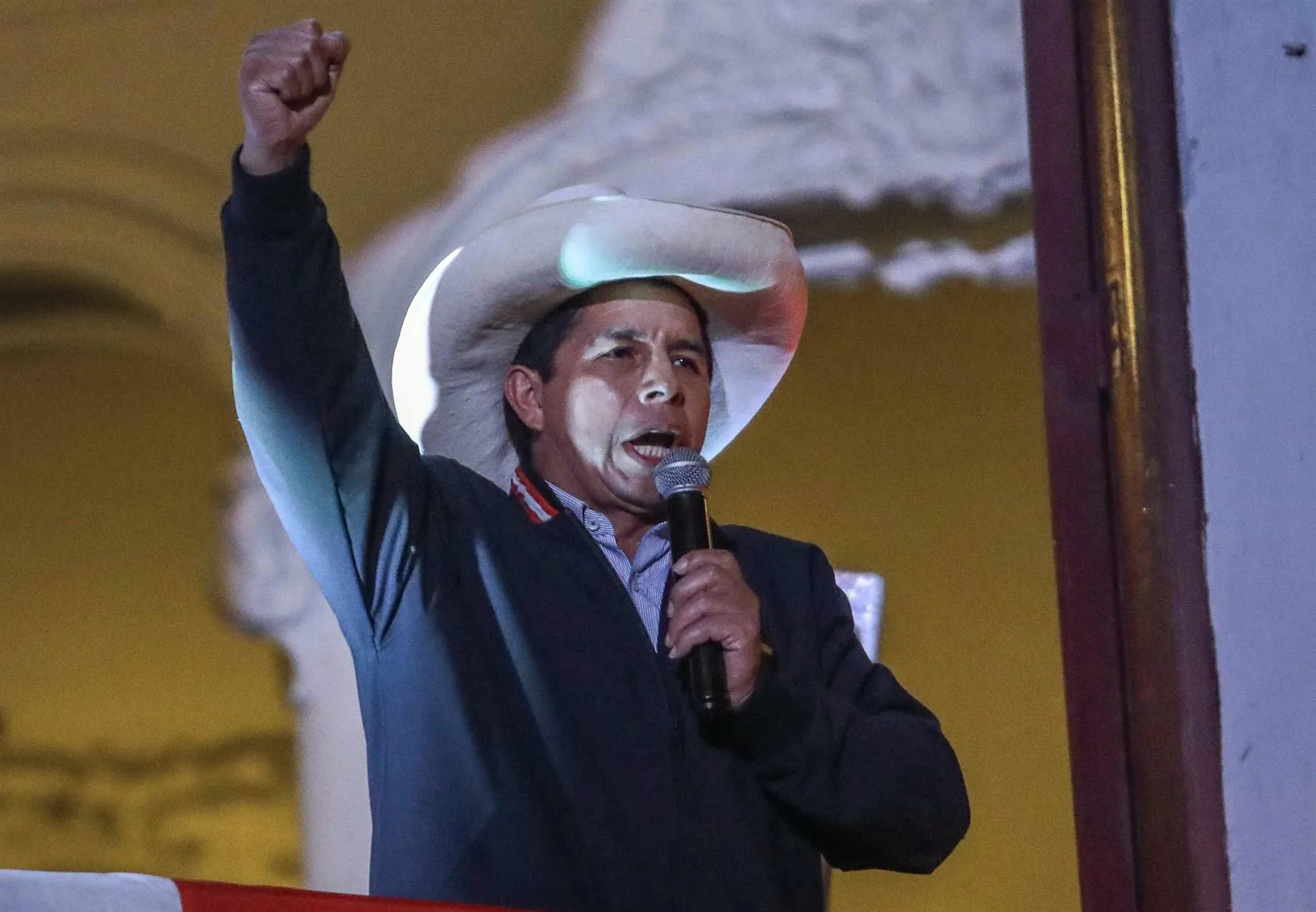 Castillo pide respeto a votación en Perú, ve su triunfo irreversible