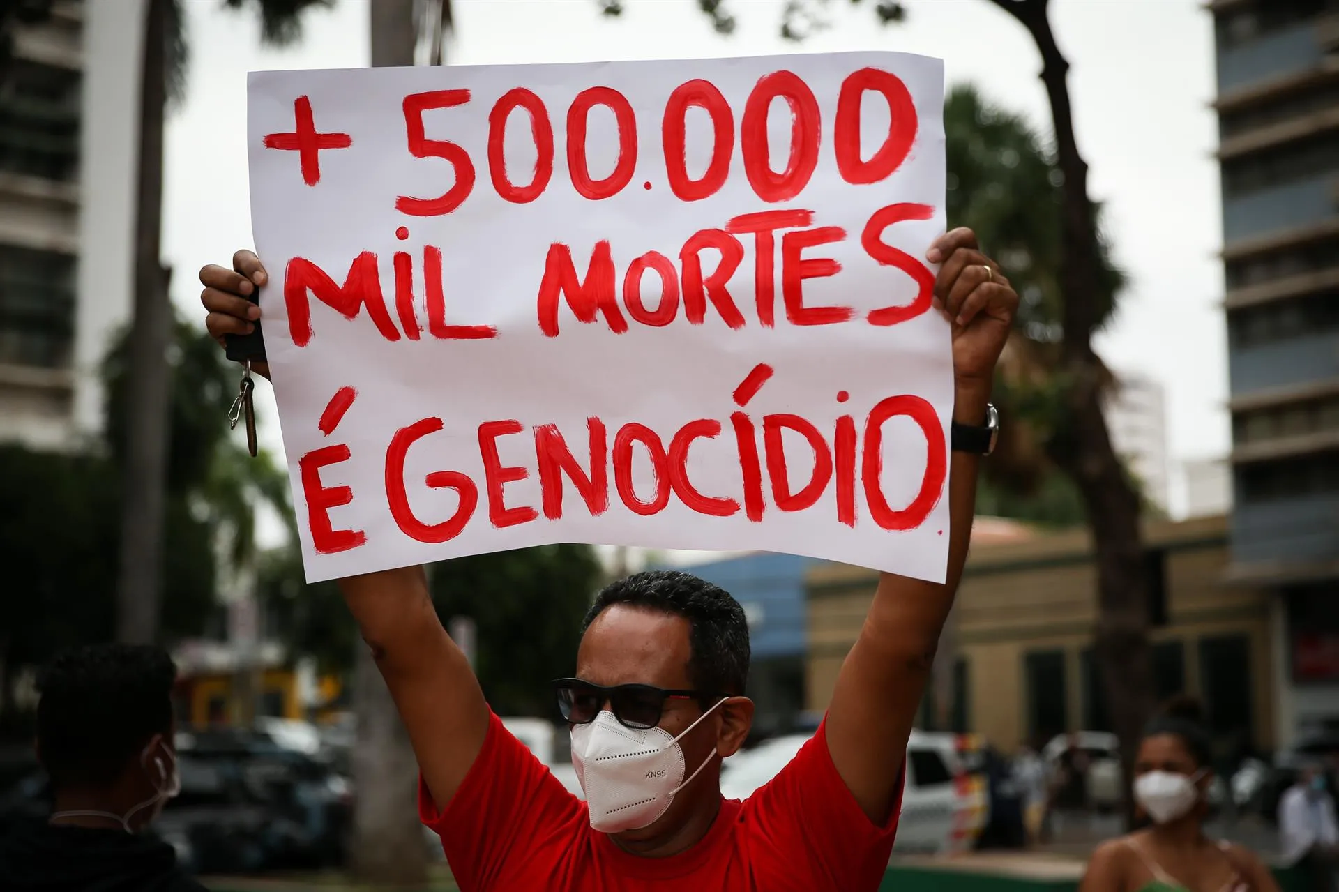La calle en Brasil contra Bolsonaro con medio millón de muertos