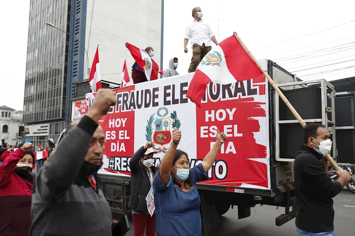 Crece la tensión en Perú ante intento de Fujimori de anular votos de Castillo
