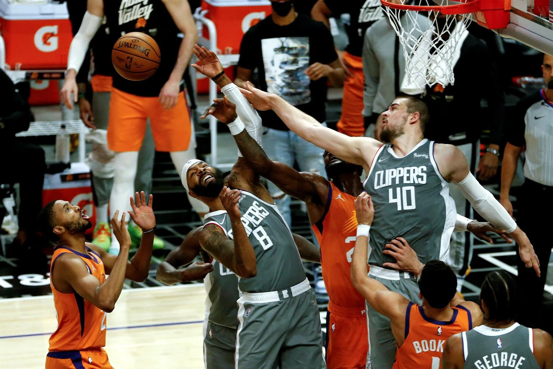 Los Suns rozan la final tras pelea callejera en Los Ángeles